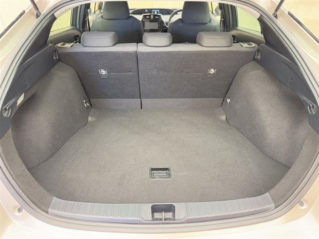 プリウス Ａ　衝突被害軽減ブレーキ　ペダル踏み間違急発進抑制装置　車線逸脱警報装置　オートハイビーム　ブラインドスポットモニター　ＥＴＣ２．０　ドラレコ　フルセグ内蔵メモリーナビ　Ｂｌｕｅｔｏｏｔｈ　バックモニター（30枚目）