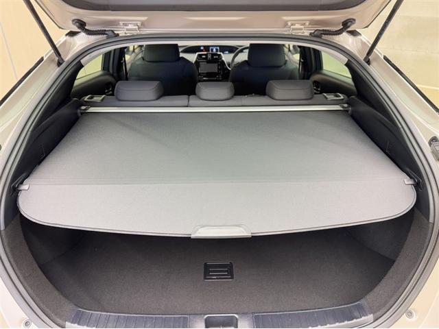 プリウス Ａ　衝突被害軽減ブレーキ　ペダル踏み間違急発進抑制装置　車線逸脱警報装置　オートハイビーム　ブラインドスポットモニター　ＥＴＣ２．０　ドラレコ　フルセグ内蔵メモリーナビ　Ｂｌｕｅｔｏｏｔｈ　バックモニター（31枚目）