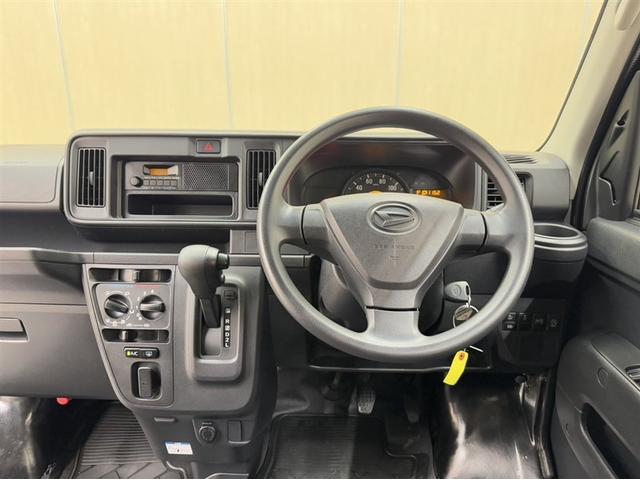 ハイゼットカーゴ ＤＸ　ＳＡＩＩＩ　衝突被害軽減ブレーキ　ペダル踏み間違い急発進抑制装置　車線逸脱警報装置　オートハイビーム　キーレスエントリー　アイドリングストップ　横滑り防止装置　ＡＢＳ　デュアルエアバッグ　マニュアルエアコン（5枚目）