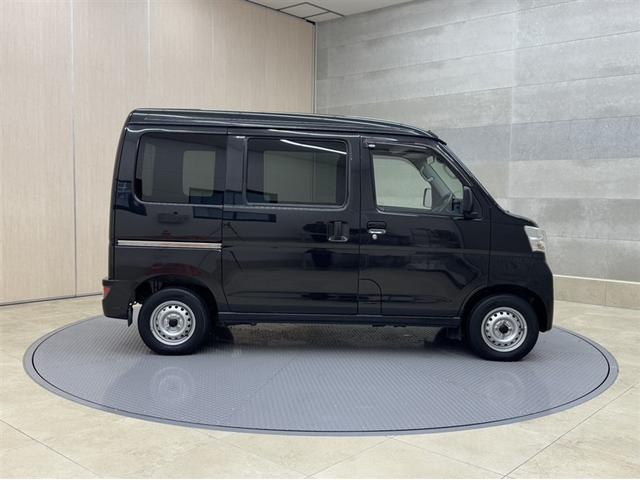 ハイゼットカーゴ ＤＸ　ＳＡＩＩＩ　衝突被害軽減ブレーキ　ペダル踏み間違い急発進抑制装置　車線逸脱警報装置　オートハイビーム　キーレスエントリー　アイドリングストップ　横滑り防止装置　ＡＢＳ　デュアルエアバッグ　マニュアルエアコン（9枚目）