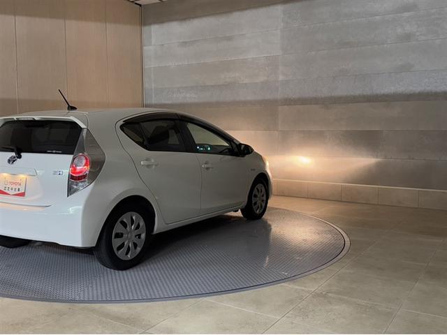 アクア S メモリーナビ ワンセグ スマートキー オートエアコン CD再生 デュアルエアバック 横滑り防止装置 盗難防止装(10枚目)