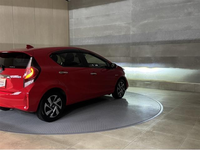 アクア Sスタイルブラック シートヒーター 衝突被害軽減ブレーキ ペダル踏み間違い急発進抑制装置 車線逸脱警報装置 オートハイビーム ワンセグ内蔵メモリー バックモニター ETC スマートキー 整備記録簿 LEDライト(12枚目)