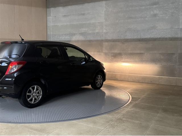 ヴィッツ Ｆ　スマイルエディション　メモリーナビ　ワンセグ　ＥＴＣ　バックモニター　オートエアコン　スマートキー　社外アルミ　ＣＤ再生　デュアルエアバック　横滑り防止装置　盗難防止装置（13枚目）