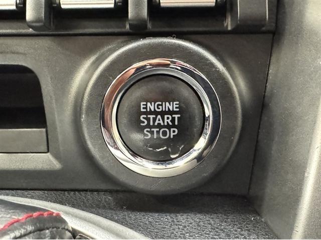 �G���W���X�^�[�g�{�^���ł��B�L�[���ԓ��ɂ���΁A�G���W���̎n���E��~�̓u���[�L�𓥂�ŃX�C�b�`�����������I�L�[�����o����Ԃ��Ȃ��A�����v�b�V���ŃG���W���𑀍삷��̂ŊȒP�ŃX���[�Y�ł��B