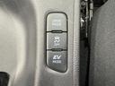 ＥＶモードスイッチが付いているので、早朝・深夜の住宅街や屋内駐車場などで、騒音や排気ガスを気にすることなく走行出来ます。