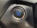 エンジンスタートボタンです。キーが車内にあれば、エンジンの始動・停止はブレーキを踏んでスイッチを押すだけ！キーを取り出す手間を省き、ワンプッシュでエンジンを操作するので簡単でスムーズです。