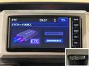 ナビ画面連動のETC付きです。高速道路料金所での小銭の出し入れや雨天時における窓の開け閉めなどの煩わしさが解消できます。料金所の通過もスムーズで快適ですよ。
