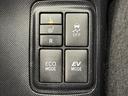 ハイブリット車は走行モードを選択することができます。燃費重視の時は「ＥＣＯモード」、モーターのみで静かに走る時は「ＥＶモード」と道路状況に応じて使い分け出来ます。