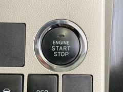エンジンスタートボタンです。キーが車内にあれば、エンジンの始動・停止はブレーキを踏んでスイッチを押すだけ！キーを取り出す手間を省き、ワンプッシュでエンジンを操作するので簡単でスムーズです。 7
