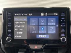 ディスプレイオーディオを装備。スマホと車をつなぐことで、これまでのナビに加えていろんなサービスが楽しめます。 4