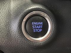 エンジンスタートボタンです。キーが車内にあれば、エンジンの始動・停止はブレーキを踏んでスイッチを押すだけ！キーを取り出す手間を省き、ワンプッシュでエンジンを操作するので簡単でスムーズです。 7