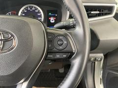 右側ステアリングスイッチです。一定速度の走行をアシストしてくれるクルーズコントロール付き。お好みの速度を設定すれば、アクセルを踏まずに速度を保って走行してくれます。高速道路などの走行に便利です。 7