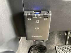ＥＴＣ付きです。高速道路料金所での小銭の出し入れや雨天時における窓の開け閉めなどの煩わしさが解消できます。料金所の通過もスムーズで快適ですよ。 3