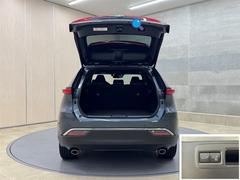 ハンズフリーパワーバックドアを装備！スマートキーを携帯し、足を出し入れするだけで簡単にバックドアを開閉できます。予約ロック機能も装備されてます♪ 7