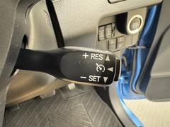 一定速度の走行をアシストしてくれるクルーズコントロール付き。お好みの速度を設定すれば、アクセルを踏まずに速度を保って走行してくれます。高速道路などの走行に便利です。ブレーキを踏めば簡単に解除出来ます。 6