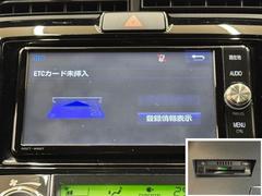 ナビ画面連動のＥＴＣ付きです。高速道路料金所での小銭の出し入れや雨天時における窓の開け閉めなどの煩わしさが解消できます。料金所の通過もスムーズで快適ですよ。 5