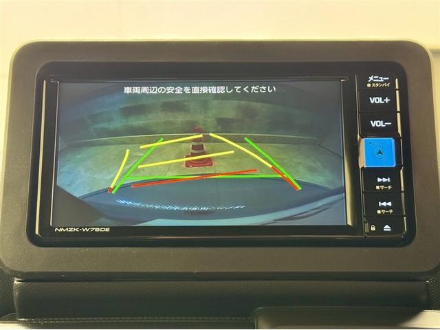 バックガイドモニター付きです。車の後方に小型カメラが付いており、バックする際の後方の様子をモニター上に表示します。
