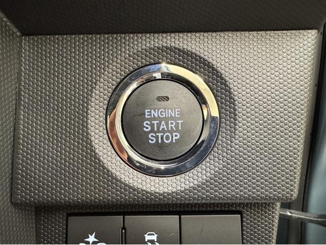 エンジンスタートボタンです。キーが車内にあれば、エンジンの始動・停止はブレーキを踏んでスイッチを押すだけ！キーを取り出す手間を省き、ワンプッシュでエンジンを操作するので簡単でスムーズです。