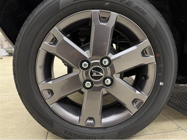 アルミホイール付き！「純正」なので車のデザインともマッチしています。お洒落は足元から。。。といいますから♪