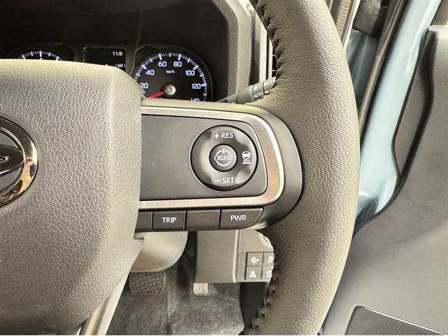 一定速度の走行をアシストしてくれるクルーズコントロール付き。お好みの速度を設定すれば、アクセルを踏まずに速度を保って走行してくれます。高速道路などの走行に便利です。ブレーキを踏めば簡単に解除出来ます。
