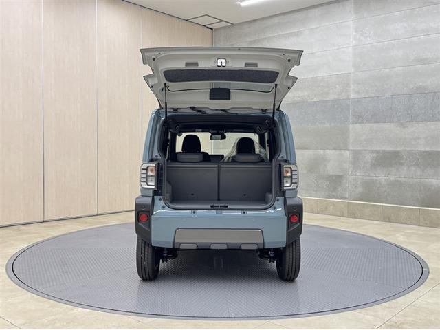 バックドアは跳ね上げ式です。雨の日はバックドアが屋根替わりになり、荷物の出し入れの際、濡れずに済みます。