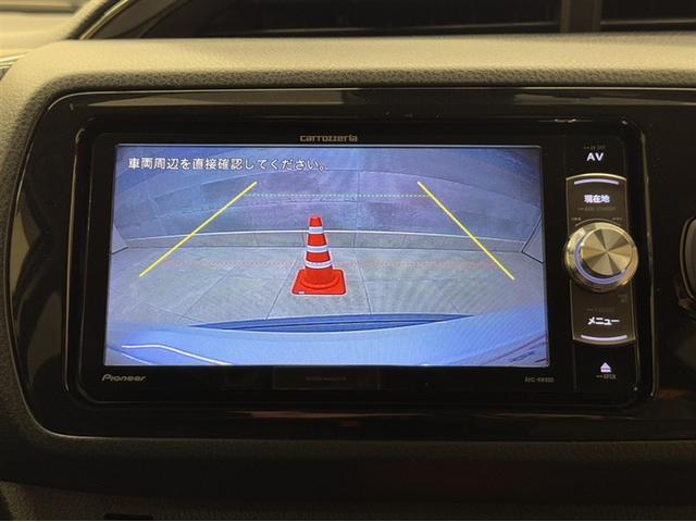 バックモニター付きです。車の後方に小型カメラが付いており、バックする際の後方の様子をモニター上に表示します。