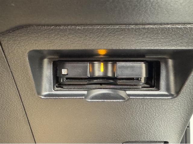 ＥＴＣ付きです。高速道路料金所での小銭の出し入れや雨天時における窓の開け閉めなどの煩わしさが解消できます。料金所の通過もスムーズで快適ですよ。