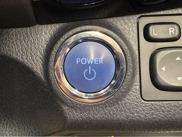 エンジンスタートボタンです。キーが車内にあれば、エンジンの始動・停止はブレーキを踏んでスイッチを押すだけ！キーを取り出す手間を省き、ワンプッシュでエンジンを操作するので簡単でスムーズです。