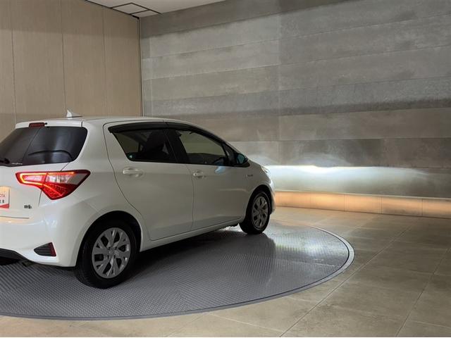 ＬＥＤヘッドランプです。十分な明るさを保ちつつも消費電力が少なく、バルブ寿命も長いのが特徴です。瞬時にＭＡＸの光量を発揮するのもＬＥＤならではです。