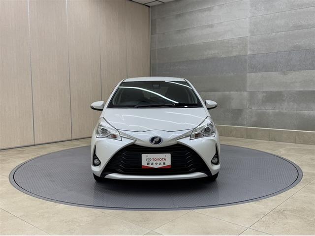 お車購入のポイントとなるフロントマスクです！シャープな目つきが印象的なデザインのヘッドランプです。