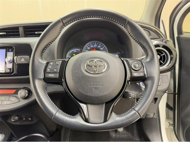 ステアリングスイッチ搭載！手を離さずに手元のスイッチでさまざまな操作が可能。運転中、視線をそらさなくても操作ができて安全です！