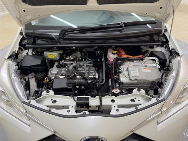 トヨタ中古車「まるごとクリーニング」施工済。エンジンルームを専用洗剤で洗浄！高圧＆スチーム洗浄も行います。樹脂部分も艶出し剤でピカピカです☆☆