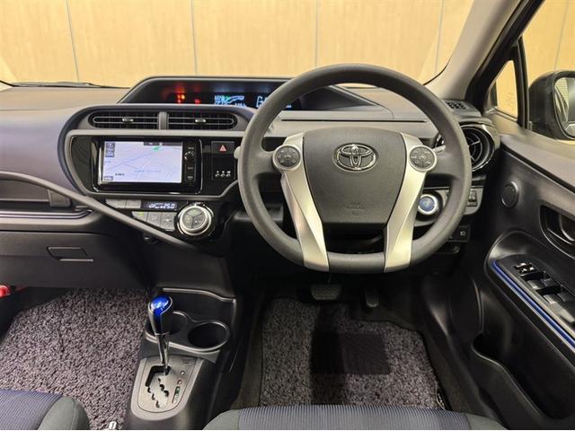 アクア S 衝突被害軽減ブレーキ ドライブレコーダー ナビ フルセグ Bluetooth バックモニター 先進ライト 車線逸脱警報 オートエアコン デュアルエアバック CD/DVD再生 横滑り防止装置(6枚目)