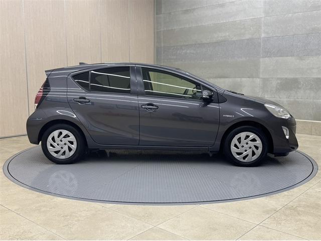 アクア S 衝突被害軽減ブレーキ ドライブレコーダー ナビ フルセグ Bluetooth バックモニター 先進ライト 車線逸脱警報 オートエアコン デュアルエアバック CD/DVD再生 横滑り防止装置(16枚目)