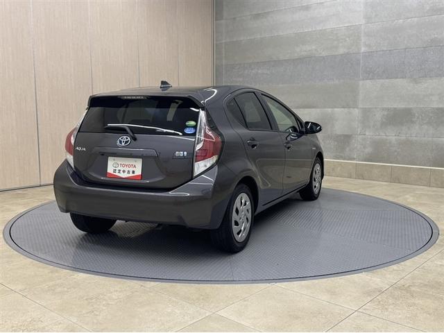 アクア S 衝突被害軽減ブレーキ ドライブレコーダー ナビ フルセグ Bluetooth バックモニター 先進ライト 車線逸脱警報 オートエアコン デュアルエアバック CD/DVD再生 横滑り防止装置(17枚目)