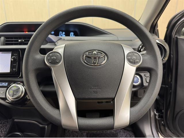 アクア S 衝突被害軽減ブレーキ ドライブレコーダー ナビ フルセグ Bluetooth バックモニター 先進ライト 車線逸脱警報 オートエアコン デュアルエアバック CD/DVD再生 横滑り防止装置(24枚目)