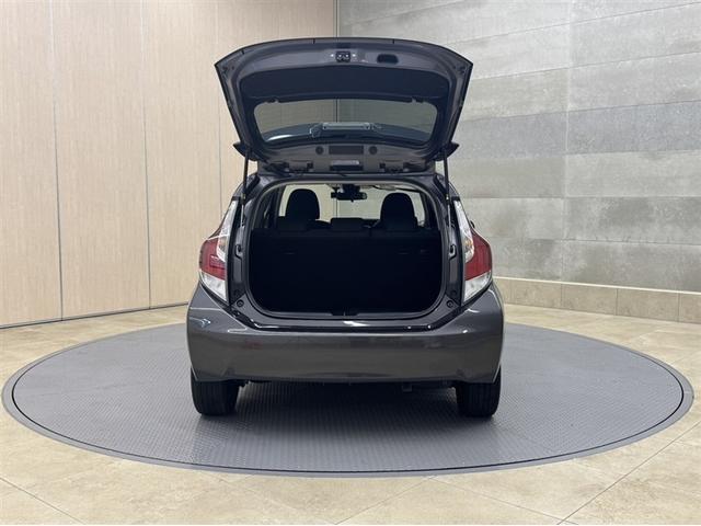 アクア S 衝突被害軽減ブレーキ ドライブレコーダー ナビ フルセグ Bluetooth バックモニター 先進ライト 車線逸脱警報 オートエアコン デュアルエアバック CD/DVD再生 横滑り防止装置(27枚目)