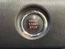 エンジンスタートボタンです。キーが車内にあれば、エンジンの始動・停止はブレーキを踏んでスイッチを押すだけ!キーを取り出す手間を省き、ワンプッシュでエンジンを操作するので簡単でスムーズです。
