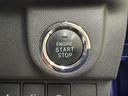 エンジンスタートボタンです。キーが車内にあれば、エンジンの始動・停止はブレーキを踏んでスイッチを押すだけ!キーを取り出す手間を省き、ワンプッシュでエンジンを操作するので簡単でスムーズです。