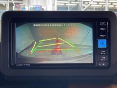 バックモニター付きです。車の後方に小型カメラが付いており、バックする際の後方の様子をモニター上に表示します。 2