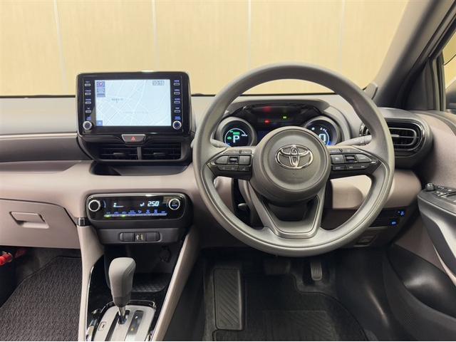 ヤリス ハイブリッドG 衝突被害軽減ブレーキ ペダル踏み間違い急発進抑制装置 ドライブレコーダー ナビ Bluetooth ETC クルーズコントロール オートエアコン スマートキー デュアル・サイドエアバック(6枚目)