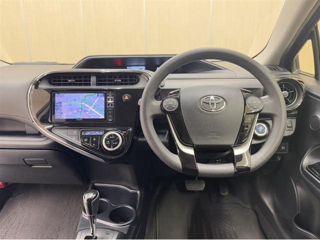 アクア Sスタイルブラック 衝突被害軽減ブレーキ ナビ フルセグ Bluetooth ETC バックモニター 先進ライト 車線逸脱警報 スマートキー オートエアコン デュアルエアバック CD/DV再生 社外アルミ 横滑り防止装置(6枚目)