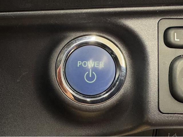 アクア Sスタイルブラック 衝突被害軽減ブレーキ ナビ フルセグ Bluetooth ETC バックモニター 先進ライト 車線逸脱警報 スマートキー オートエアコン デュアルエアバック CD/DV再生 社外アルミ 横滑り防止装置(11枚目)
