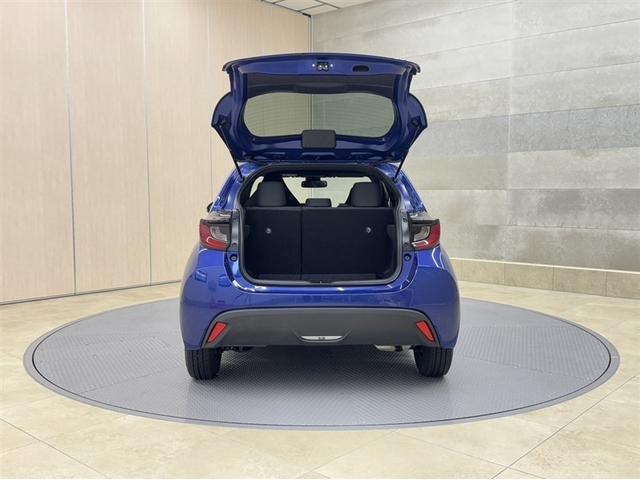 ヤリス ハイブリッドG 全周囲モニター ETC2.0 ディスプレイオーディオ ナビ Bluetooth ディスクプレーヤー クルーズコントロール 衝突被害軽減ブレーキ ペダル踏間違急発進抑制装置 車線逸脱警 オートハイビーム(28枚目)