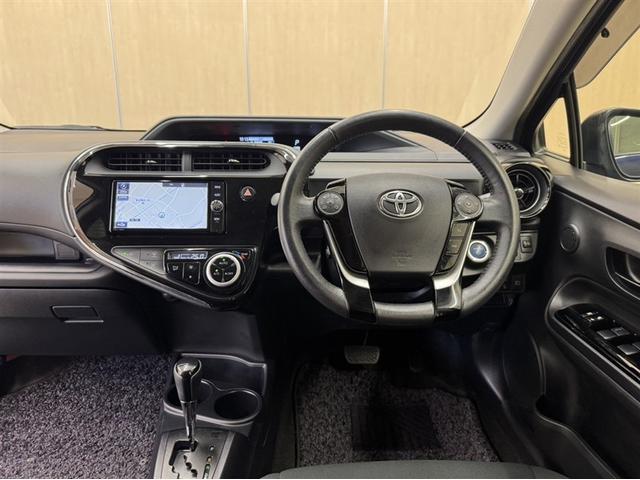 アクア Sスタイルブラック 衝突被害軽減ブレーキ ペダル踏み間違い急発進抑制装置 ナビ フルセグ Bluetooth ワンオーナー 先進ライト 車線逸脱警報 オートエアコン スマートキー CD/DVD再生 デュアルエアバック(6枚目)