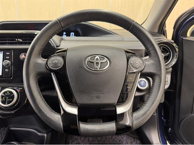 アクア Sスタイルブラック 衝突被害軽減ブレーキ ペダル踏み間違い急発進抑制装置 ナビ フルセグ Bluetooth ワンオーナー 先進ライト 車線逸脱警報 オートエアコン スマートキー CD/DVD再生 デュアルエアバック(7枚目)