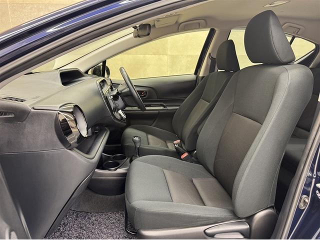 アクア Sスタイルブラック 衝突被害軽減ブレーキ ペダル踏み間違い急発進抑制装置 ナビ フルセグ Bluetooth ワンオーナー 先進ライト 車線逸脱警報 オートエアコン スマートキー CD/DVD再生 デュアルエアバック(17枚目)