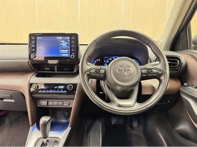 ヤリスクロス Ｚ　ディスプレイオーディオ　Ｂｌｕｅｔｏｏｔｈ　バックモニター　シートヒーター　クルーズコントロール　イモビライザー　衝突被害軽減ブレーキ　ペダル踏み間違急発進抑制装置　車線逸脱警報装置　オートハイビーム（6枚目）