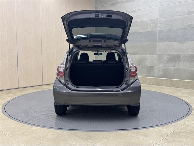 アクア Gブラックソフトレザーセレクション ワンオーナー ナビ フルセグ Bluetooth ETC オートエアコン スマートキー 社外アルミ デュアルエアバック CD/DVD再生 横滑り防止装置 盗難防止装置(26枚目)