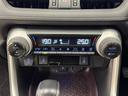 デュアルオートエアコン付きです。運転席・助手席でそれぞれ吹き出す風の温度や風量など自動調整してくれます。